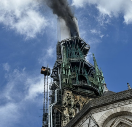 Katedralen i Rouen brenner&nbsp;<span>(+)</span>