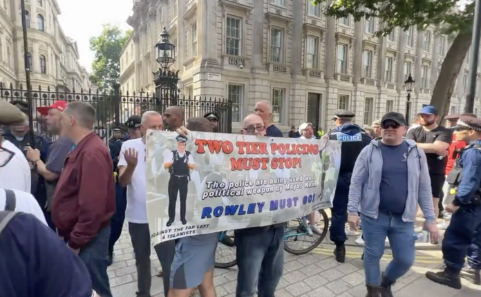 Demonstranter krever Tommy Robinson løslatt