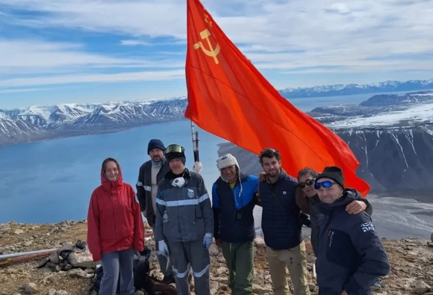 Hammer og sigd over Svalbard