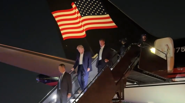 Trump landet i New York i natt, går selv ned trappa&nbsp;<span>(+)</span>