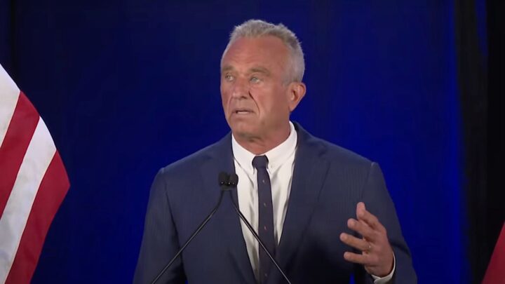 RFK Jr. tok ramsalt oppgjør med media; trekker seg og gir full støtte til Donald Trump