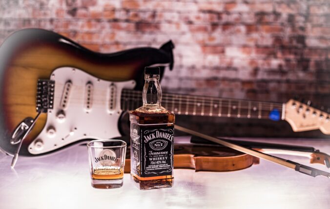 Jack Daniels gir også opp woke