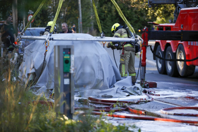Brann i gassdrevet bil i Lunner, sikkerhetsavstand 300 meter