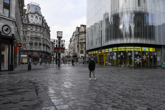Jente (11) og kvinne (34) knivstukket i sentrum av London