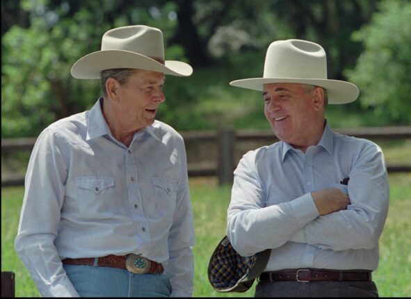 Bob Dylan velger side - bidrar til Ronald Reagan-film