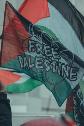 To damer i 60-årene tagget Palestina-flagg i Trondheim