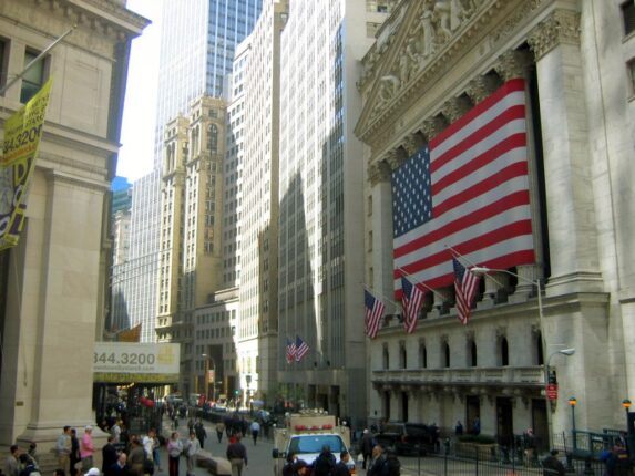 Arbeidsledig&shy;heten stiger og aksjekursene faller i USA