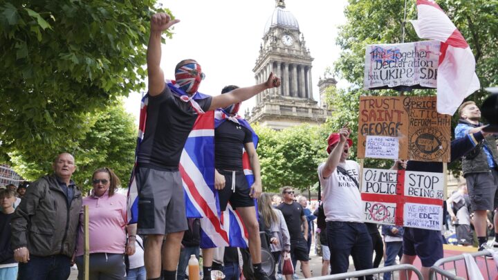 Protestene forsetter i Storbritannia – mediene kaller dem «far right»