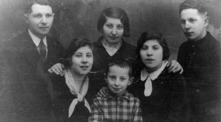 Seks av de syv søsknene Bernstein, Ylakiai, Litauen, februar 1933.