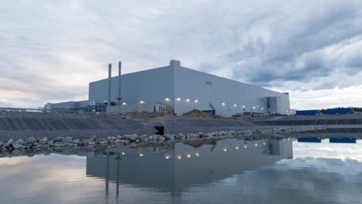 Svensk batterifabrikk importerte 1800 utenlandske arbeidere