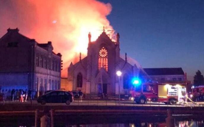 Politiet har tatt mannen som natt til mandag satte fyr på en kirke i Nord-Frankrike