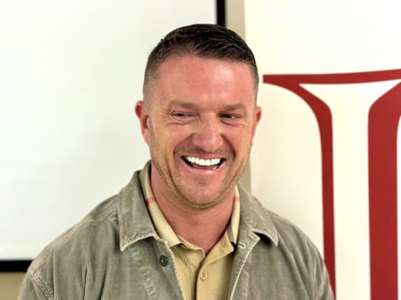 Tommy Robinson slipper ut av fengsel: – Tusen takk for støtten