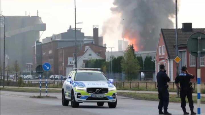 Uslukkelig brann i bil­batteri på gjenvinnings­stasjon i Sverige