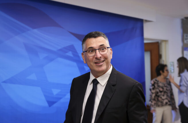 Israel samler seg, tidligere kritiker blir en del av Netanyahus regjering