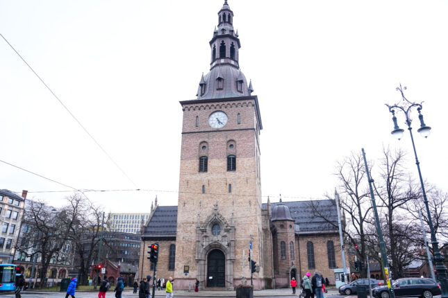 Brann på utsiden av Oslo domkirke, sterk lukt av bensin på stedet