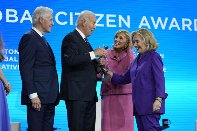 Hillary: Noe stort kommer til å hende i oktober
