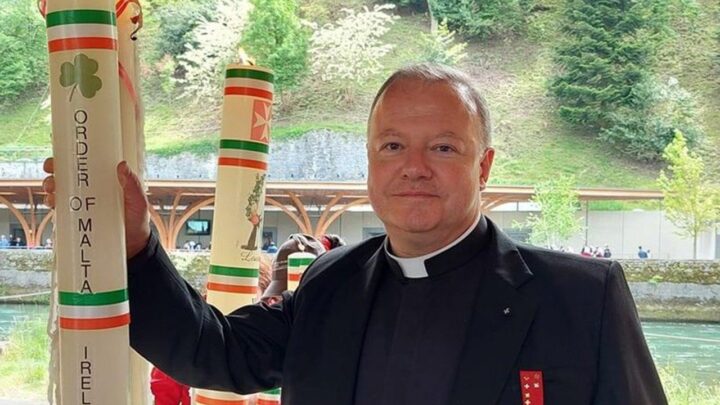 Katolsk prest stukket gjentatte ganger av 16-åring utenfor forlegning i Irland