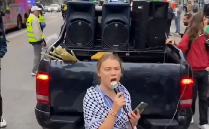 Se video: Her demonstrerer Greta Thunberg mot Israel med diesel-pickup