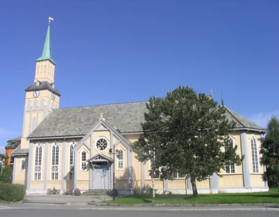 Domkirken i Tromsø ble tagget med hakekors og satanistiske tegn