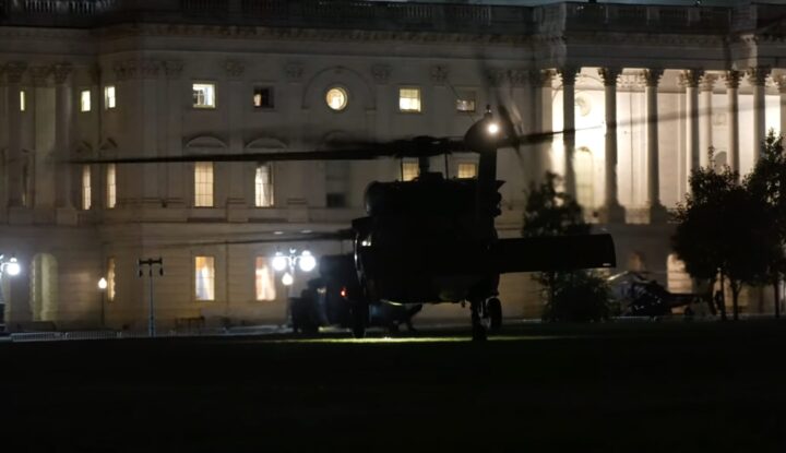 Helikoptre over Capitol Hill gir stemning av unntakstilstand