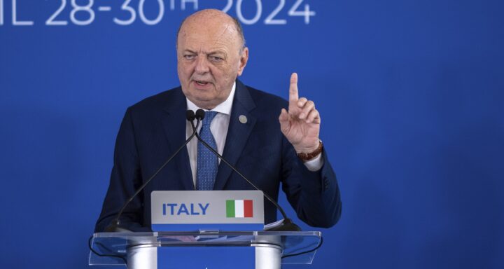 Italias miljøvern­minister: Elbil-tvangen fra 2035 er idioti