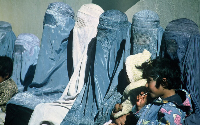 Taliban forbyr afghanske kvinner å snakke sammen