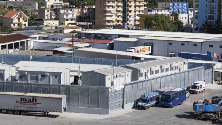 Domstol i Italia setter foten ned for internering av migranter i Albania