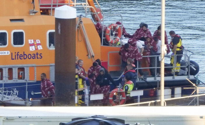 Rekordmange båtmigranter ankommer den engelske kysten illegalt