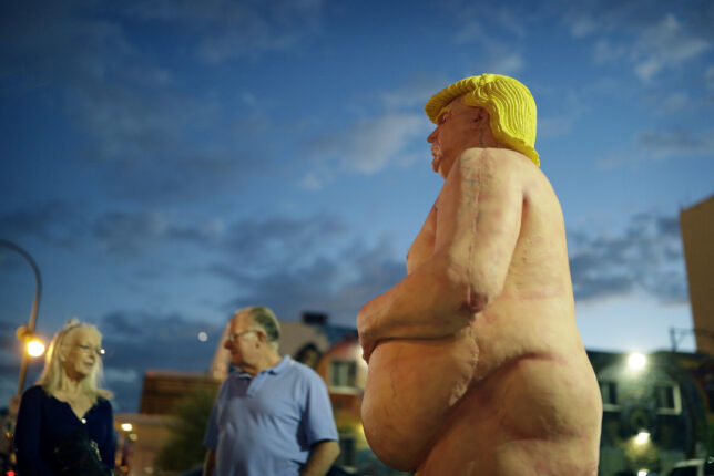 Trump hånes i gigantisk nakenstatue. Hvordan reagerer velgerne?