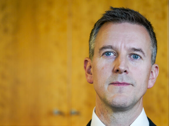 Kommunal&shy;ministeren kaller inn til krise&shy;møte om kommune&shy;økonomien