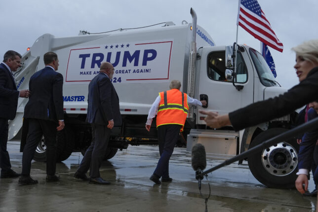 Trump med søppelmann-stunt etter Biden-kommentar