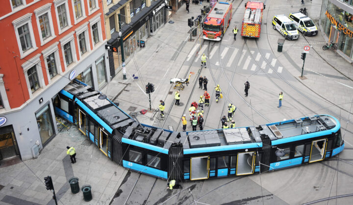 Se video: Fire skadd etter dramatisk trikkeulykke: –&NoBreak;&nbsp;Folk er sure
