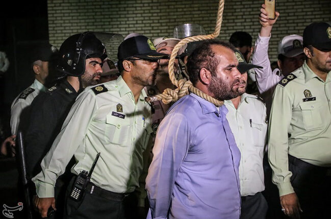 Heisekranenes land: Iran hen&shy;retter et menneske hver fjerde time
