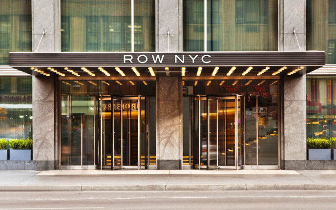 NYC trenger 14.000 hotell&shy;rom til migranter i 2025. Det koster milliarder av dollar