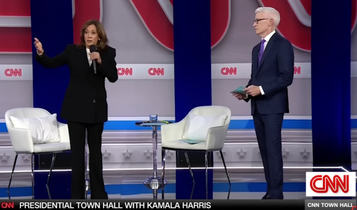 Kamala Harris sliter med å svare på spørsmål i folke&shy;møte på CNN