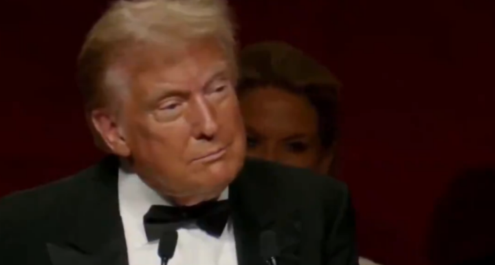 Se video: Latterbrøl når Donald Trump gjør narr av Harris og Walz