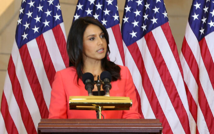 Tulsi Gabbard omfavner Trump og går inn i Republikanerne «av kjærlighet til fedrelandet»