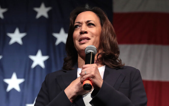 Tross brak&shy;nederlaget: Foreslår at Biden går av, så Kamala Harris blir første kvinnelige president