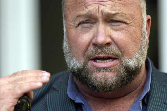 Infowars er historie, auksjonert bort til motstandere