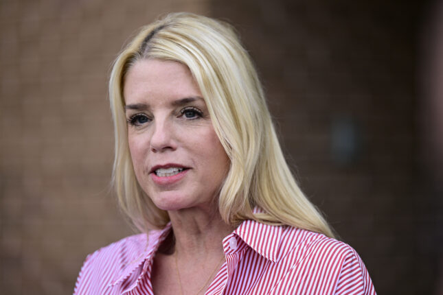 Trump utpeker Pam Bondi til justisminister etter at Matt Gaetz trakk seg