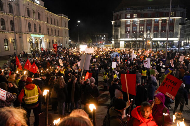 Flere tusen i fakkeltog mot kutt i rusbehandling