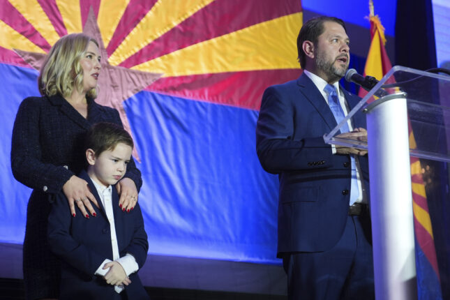 Ruben Gallego utropt til vinner over Kari Lake