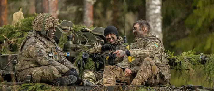Det britiske forsvaret i fritt fall