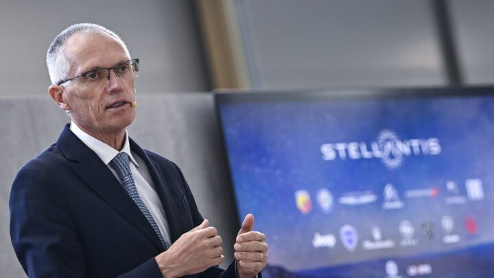 Toppsjefen i bil&shy;konsernet Stellantis har gått av