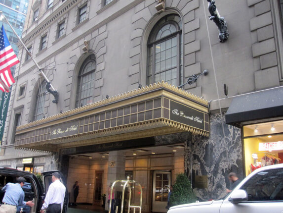 New York betaler Pakistan 220 mil&shy;lioner dollar for hotell på Man&shy;hattan til illegale migranter