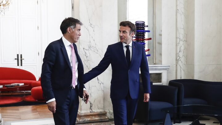 Macron møtte sosialist­leder. Blir det «stor­koalisjon» i Frankrike?