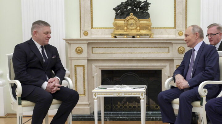 Putin sier han er åpen for freds­samtaler med Ukraina i Slovakia
