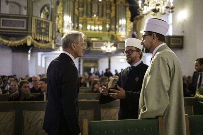 Støre viker ikke, får&NoBreak;&nbsp;hjelp av journalistene