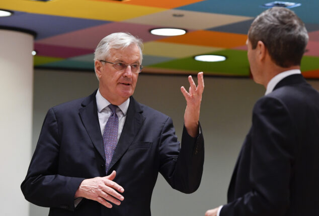Barnier tapte tillits&shy;votum, forventes å trekke seg