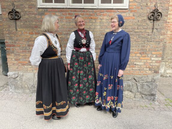 Skuespiller Mari Maurstad om bunad: – Binder by og land sammen